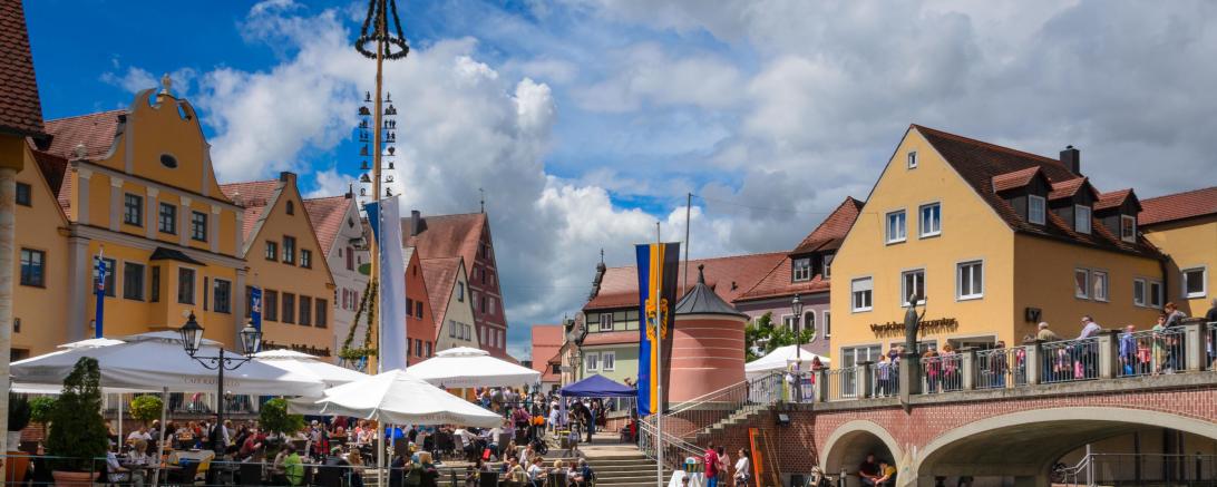 Das Bild zeigt den Maimarkt in Donauwörth.