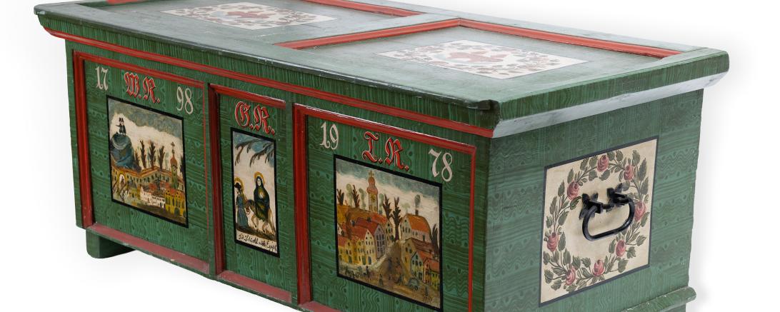 Zu sehen ist eine Truhe. 