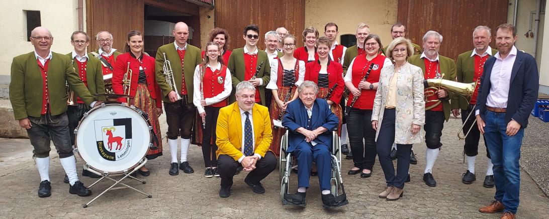 Im Kreise ihrer Kinder, Enkel und Urenkel, sowie zahlreicher Nachbarn, Pfr. Wolfgang Layh (links neben der Jubilarin), der Stellvertreterin des Landrats, Ursula Kneißl-Eder und Oettingens Bgm. Thomas Heydecker (rechts), gratulierte auch die örtliche Blaskapelle und brachte ihr ein Ständchen dar, das die Hundertjährige mit sichtlich guter Laune und Humor entgegennahm.