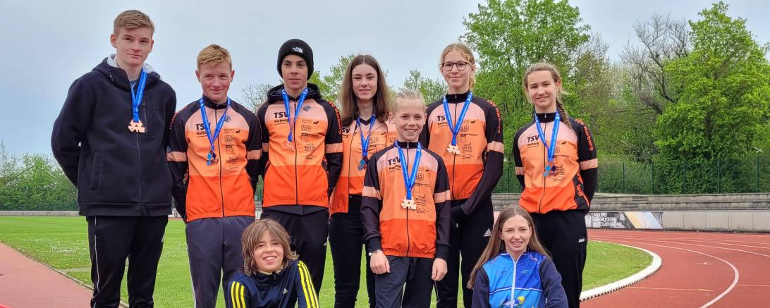 Das Bild zeigt die Triathleten des TSV Harburg