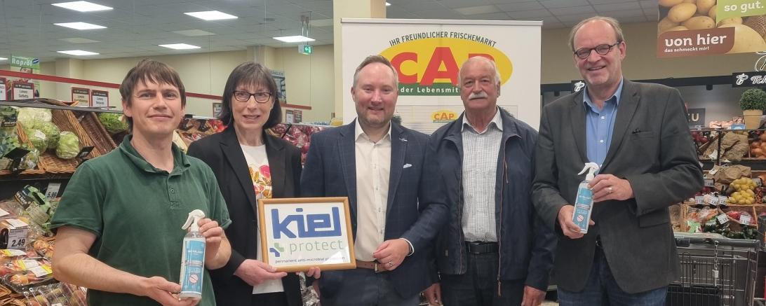 Das Bild zeigt die Spendenübergabe.