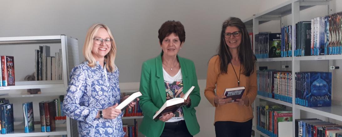 Zu sehen sind  Kirstin Wirth, Brunhilde Vogel und Birgit Gayer in der Bücherei Buchdorf.