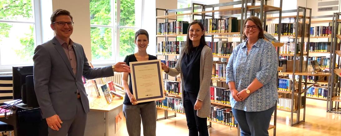 Erhalt der Ausbildungsberechtigung in der Stadtbibliothek Nördlingen. 