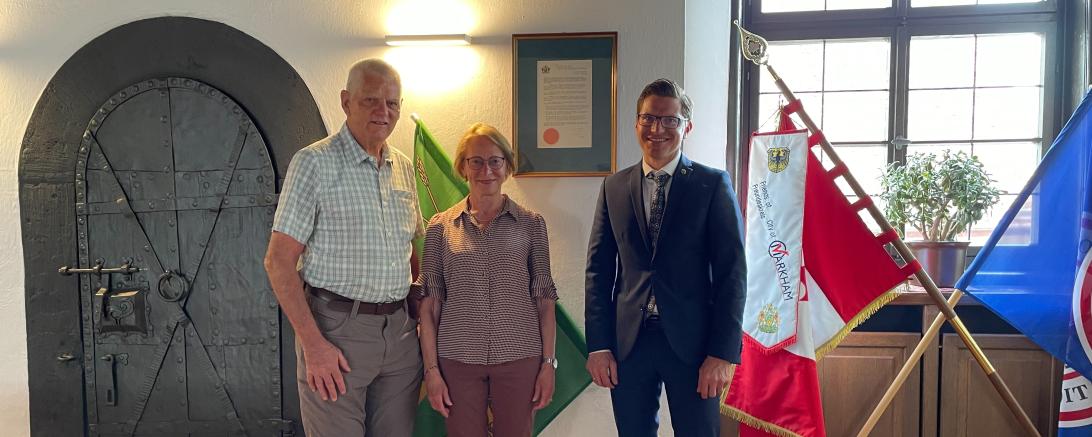 Zu sehen sind Hannelore Patton und Ehemann zusammen mit David Wittner.