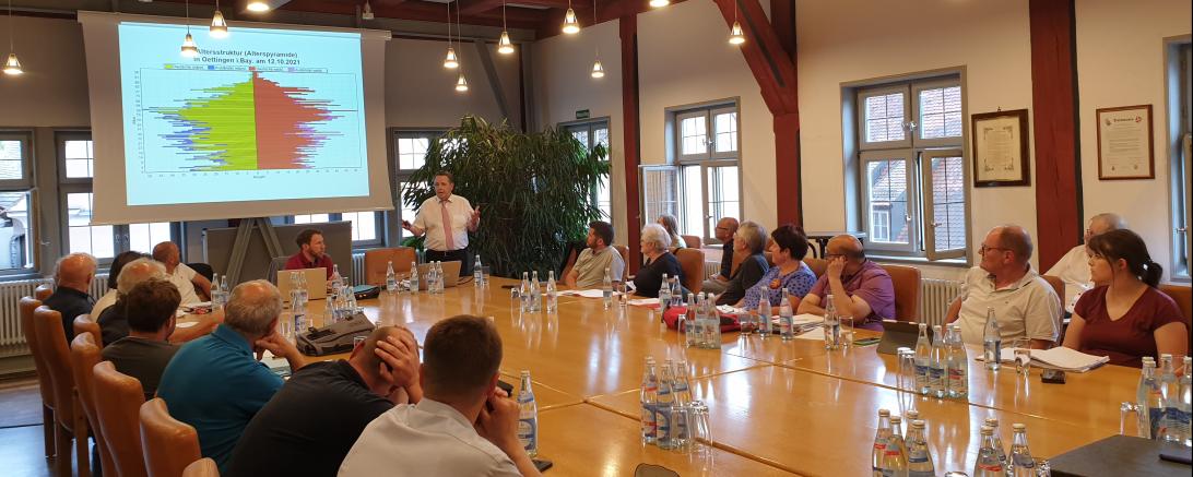 Versammlung mit Präsentation.