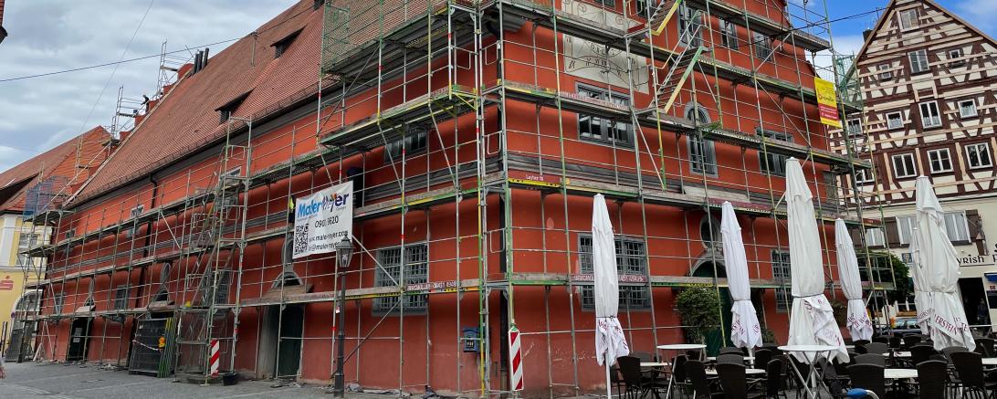 Schranne in Nördlingen mit Baugerüst. 