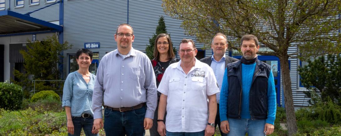 Das Bild von der Mitarbeiterehrung bei Eisen-Fischer zeigt hinten von links die stellvertretende Betriebsratsvorsitzende Simone Mölle, Personalleiterin Carmen Fettinger und Geschäftsführer Volker Baumgärtner sowie vorne von links die drei Geehrten für zehn Jahre Betriebszugehörigkeit André Nowak (Technischer Leiter Haustechnik), Erich Linder (IT) und Thomas Schmitt (Tourenplanung).