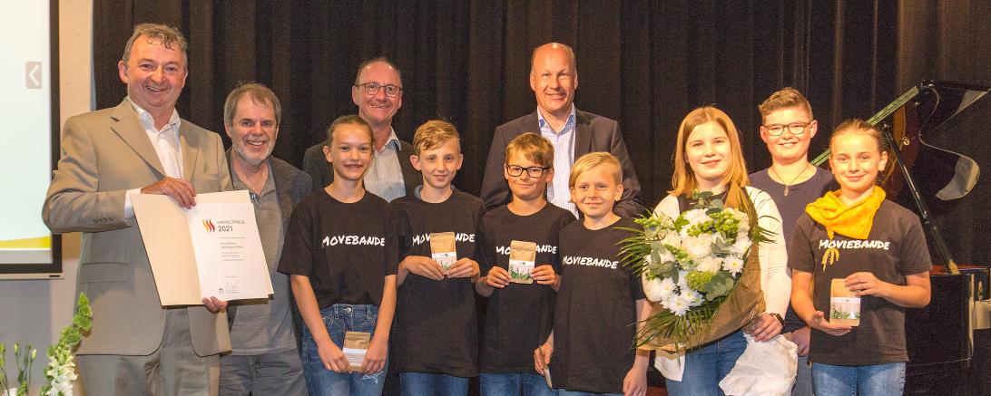 Filmgruppe "Moviebande" der Grundschule Nördlingen-Mitte beim Erhalt des Umweltpreises. 