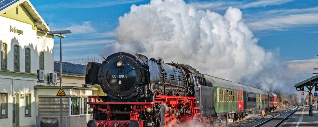 Das Bild zeigt eine Dampflok.