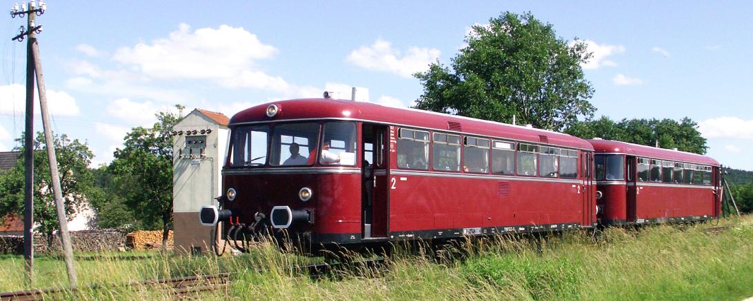 Das Bild zeigt einen Schienenbus.