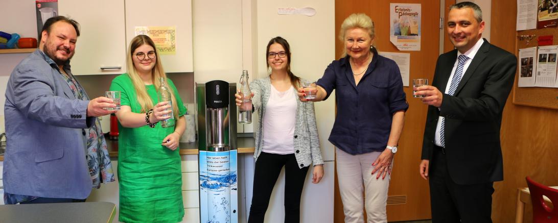 Gruppenfoto beim Wasser-Test (von links): Timo Meister (Stellv. Schulleiter), die Studierenden Jule Scheuermann und Michaela Tischinger, Dr. Sigrid Christeiner (Schulleiterin) und Bernd Mielich (RVB Ries) 