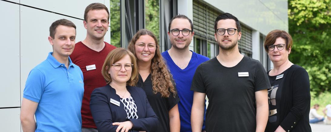   Foto: JU-Mitglieder überraschten die Pflegeschule mit einer Brotzeitspende: Ulrich Oertel, Daniel Schubert, die stellvertretende Schulleiterin Karin Lüdtke-Engel, Stefanie Ziegan, Lucas Hell, Michael Harsch und Schulleiterin Karola Rigel (von links). 