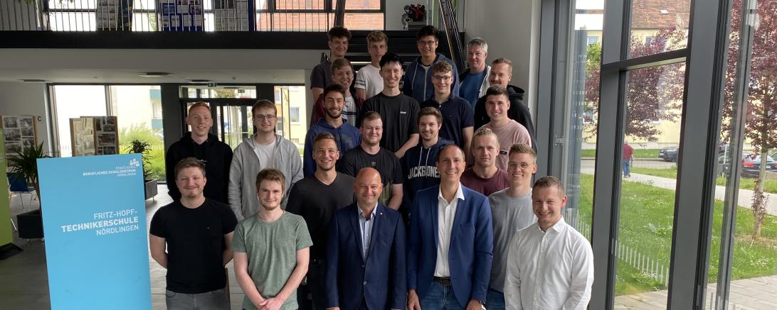 Klasse des BSZ Nördlingen mit Lehrer und Christoph Schmid. 
