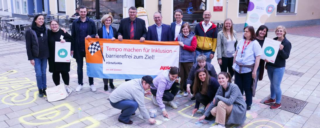 Zu sehen ist ein Gruppenfoto bei der Straßenmalaktion in Donauwörth. 