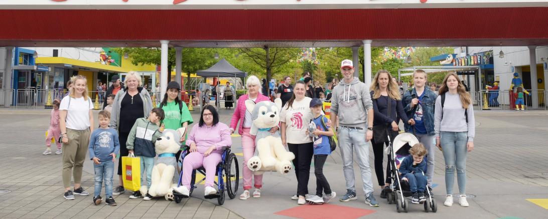 Gruppe Menschen vor dem Legoland Deutschland. 