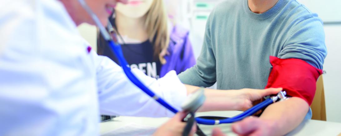 Blutspender bei der ärztlichen Untersuchung. 