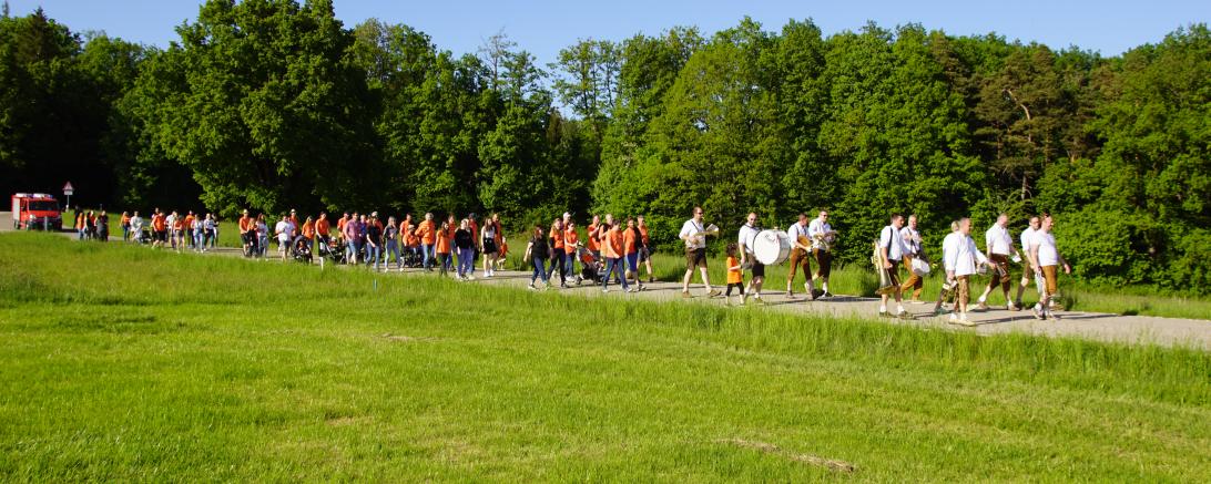 Zu sehen ist der Marsch von den TTC-Vereinsmitgliedern nach Wittesheim.