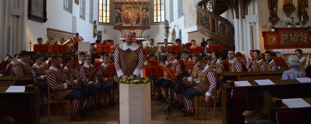 Knabenkapelle + Dirigent Oliver Körner.