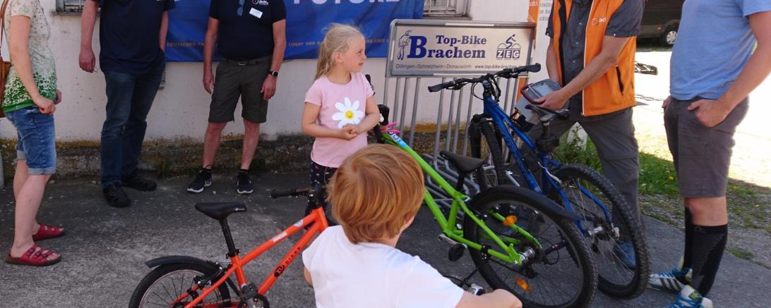 Zu sehen sind mehrere Personen bei der Codier-Aktion in Donauwörth. 