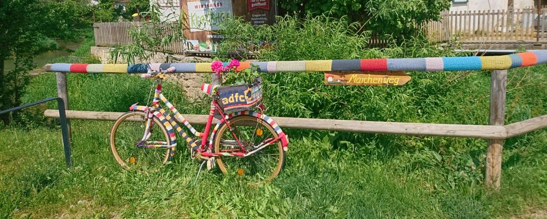 Bunt geschmücktes Fahrrad. 