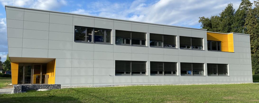 Das Bild zeigt die Pflegefachschule in Donauwörth.