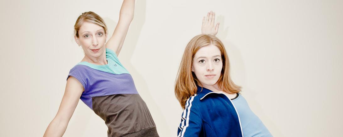 Zu sehen sind zwei Frauen beim Tanzen. 