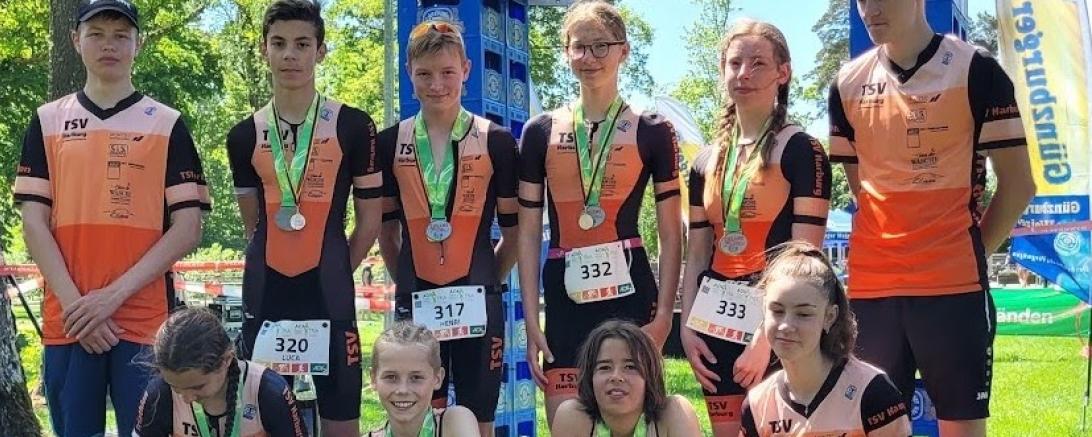 Zu sehen sind die Triathleten des TSV Harburg. 