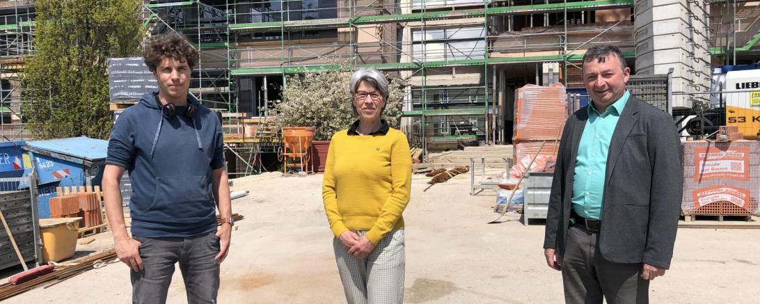Zu sehen sind Nico Ach, Eva Münsinger und Albert Riedelsheimer vor dem Donauwörther Gymnasium.