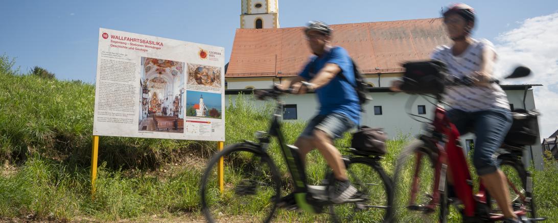 Zu sehen sind zwei Radfahrer. 