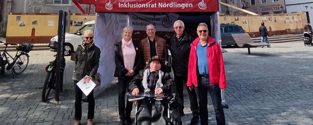 Zu sehen ist der Inklusionsrat Nördlingen vor ihrem Stand vor dem Daniel.