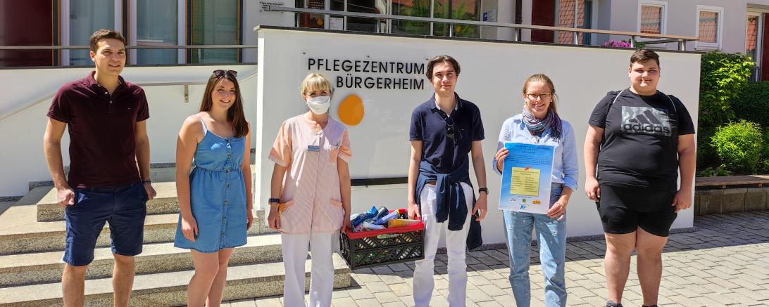 Übergabe der Spenden vor dem Bürgerheim.