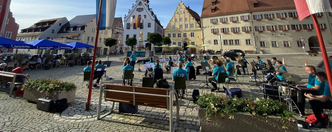 Zu sehen sind Musikanten auf dem Marktplatz in Wemding. 