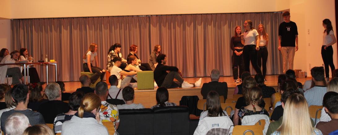 Zu sehen ist ein Ausschnitt der Premiere des Stücks "Der Versuch" in THG Nördlingen.