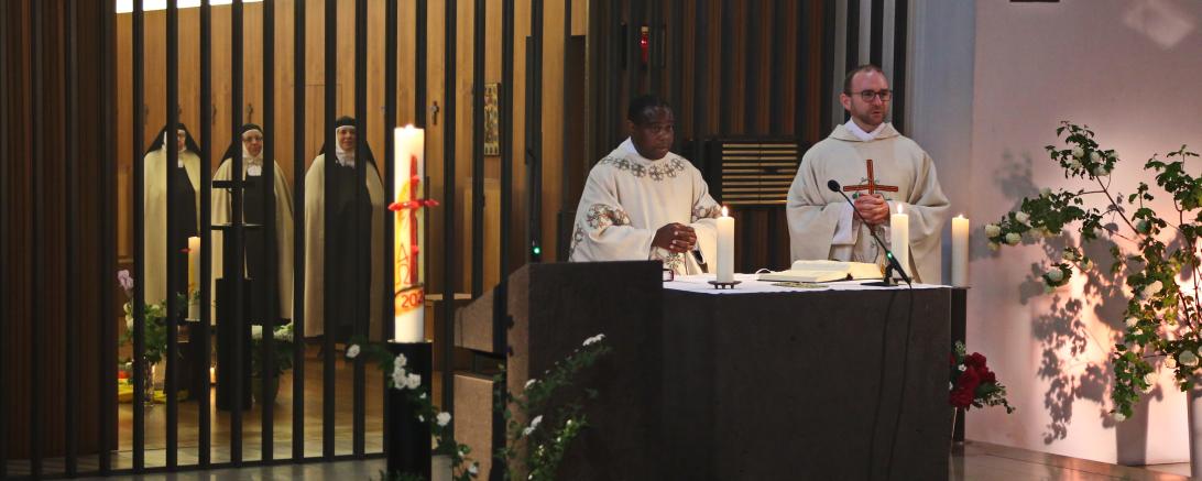 Zu sehen ist ein Ausschnitt eines Gottesdienstes. 