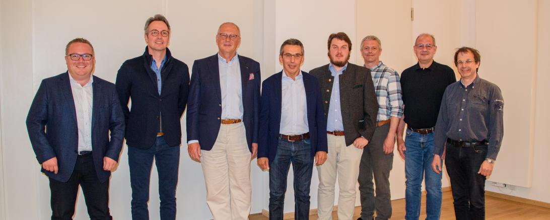 Zu sehen sind die Teilnehmer der Innungsversammlung der Zimmerer. 