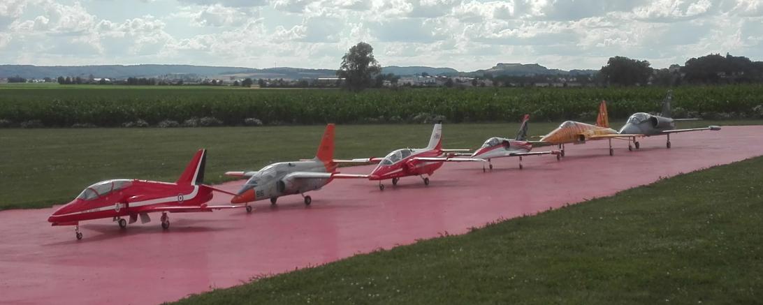 Zu sehen sind mehrere Modellflugzeuge. 