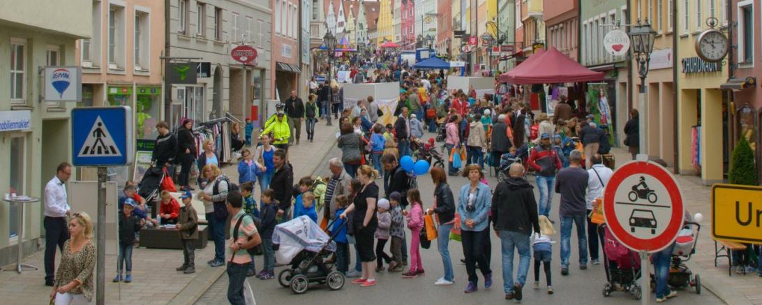 Zu sehen ist eine Menschenmenge auf der Reichsstraße in Donauwörth.