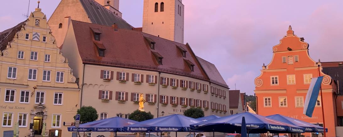 Marktplatz Wemding in der Abendsonne. 