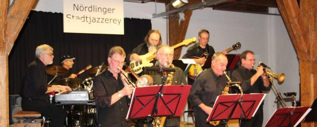Zu sehen ist die Nördlinger Stadtjazzerey bei einem Auftritt. 