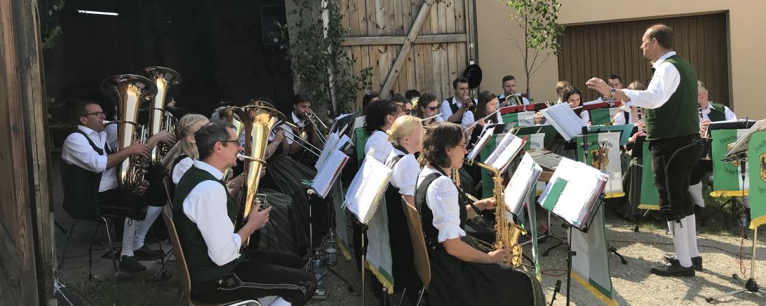 Zu sehen sind die Mitglieder der Stadtkapelle Harburg beim einer Aufführung. 
