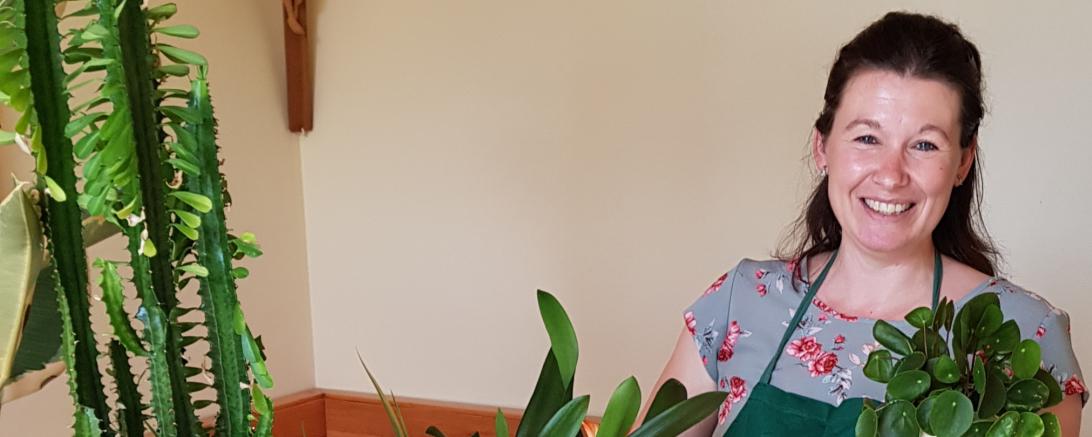 Zu sehen ist Sonja Fäustlin mit einigen Zimmerpflanzen. 