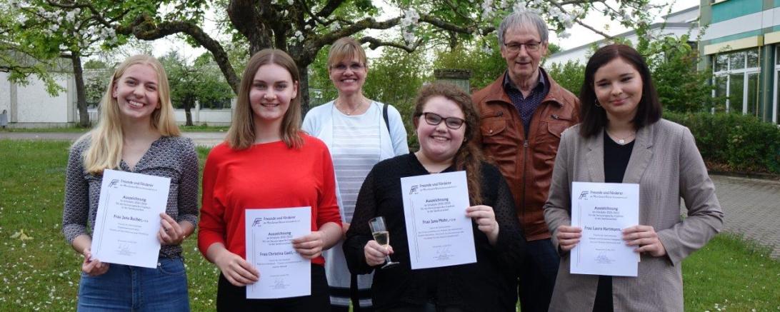 Das Bild zeigt die Schülerinnen mit den besten Seminararbeiten der Hans-Leipelt-Schule.