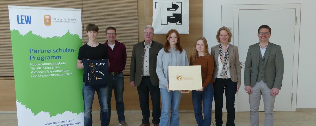 Das Bild zeigt die Übergabe des Klimakoffers an das THG.