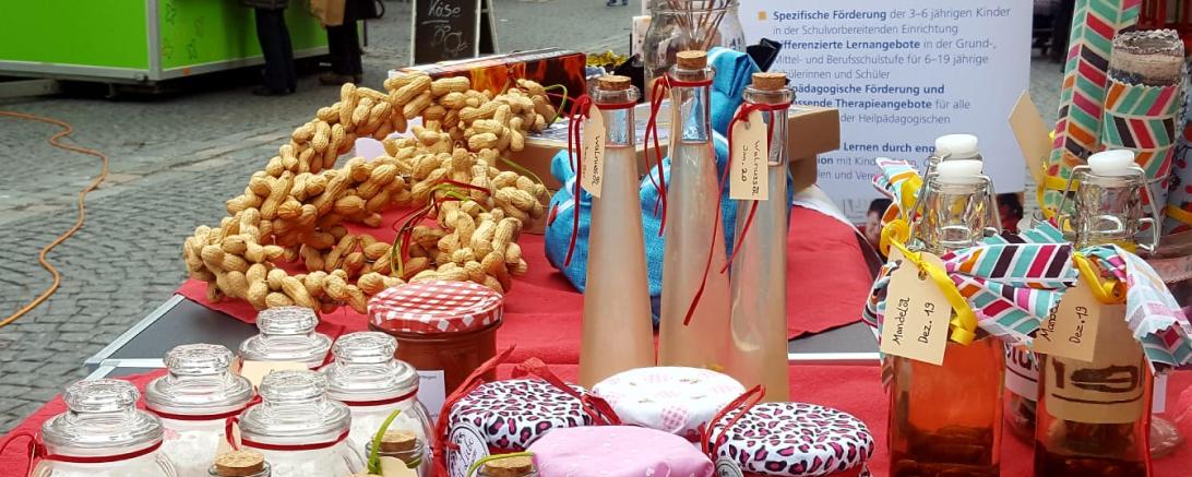 Das Bild zeigt den Wochenmarktstand der Hermann-Keßler-Schule mit den liebevoll handgefertigten Waren.