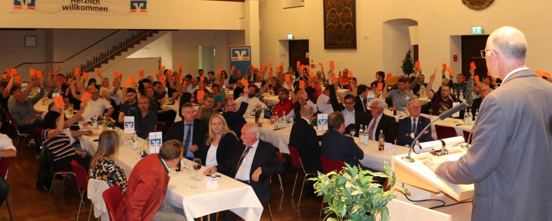 Das Bild zeigt die Mitgliederversammlung der Raiffeisen-Volksbank Ries.