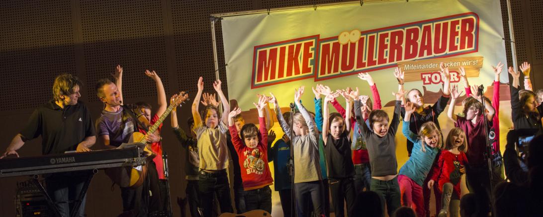 Das Bild zeigt ein Konzert von Mike Müllerbauer.