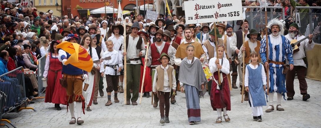 Zu sehen ist ein Umzug auf dem Stadtmauerfest in Nördlingen. 