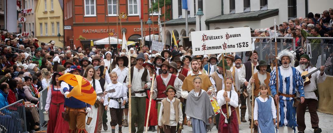 Das Bild zeigt das Stadtmauerfest in Nördlingen.