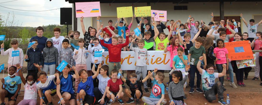 Das Bild zeigt einen Spendenlauf für die Ukraine.