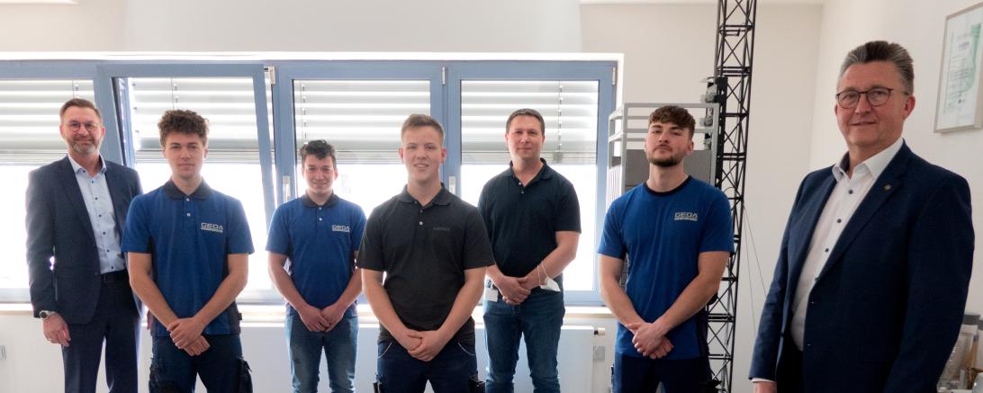 Das Bild zeigt die Ausbildungsabsolventen von GEDA.